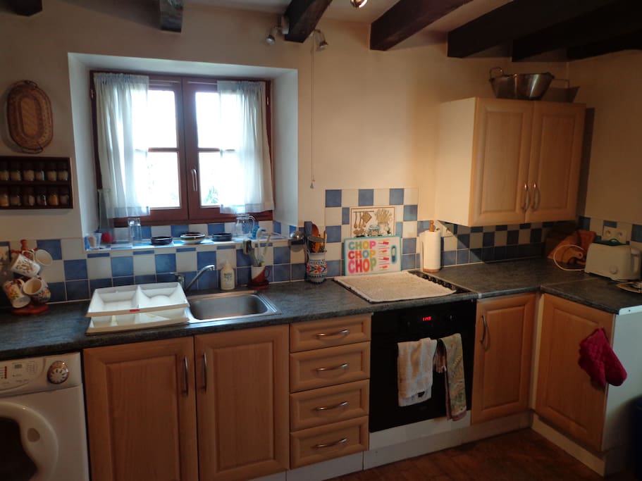 Fully equipped Kitchen with fitted electric oven, microwave and washing machine