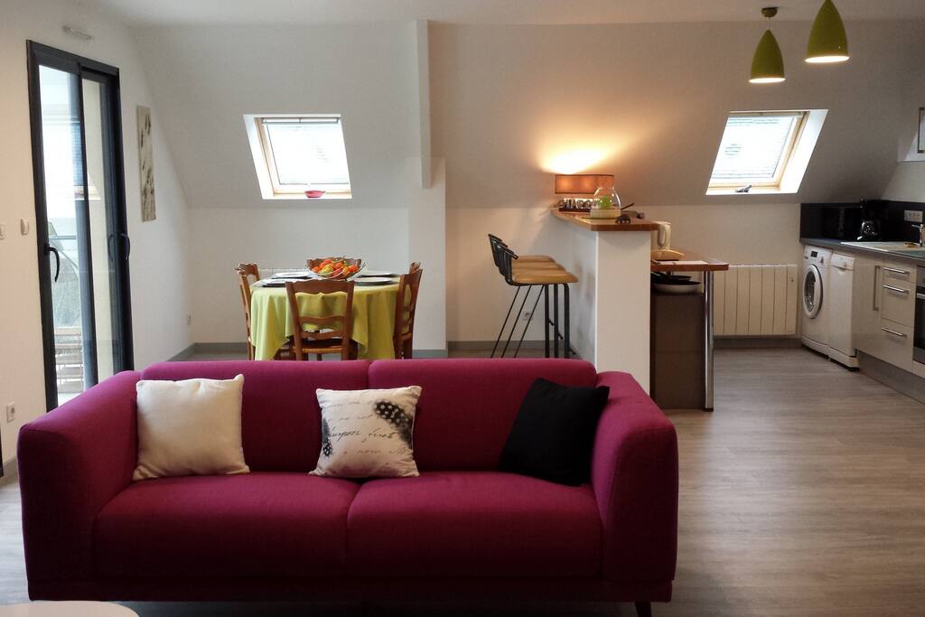 Vaste séjour avec cuisine américaine, coin repas et salon (2 canapés). Accès à la terrasse panoramique (2 baies vitrées)