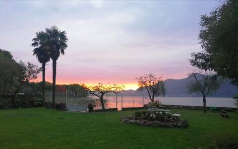 Villa Franca, with park directly on the lake