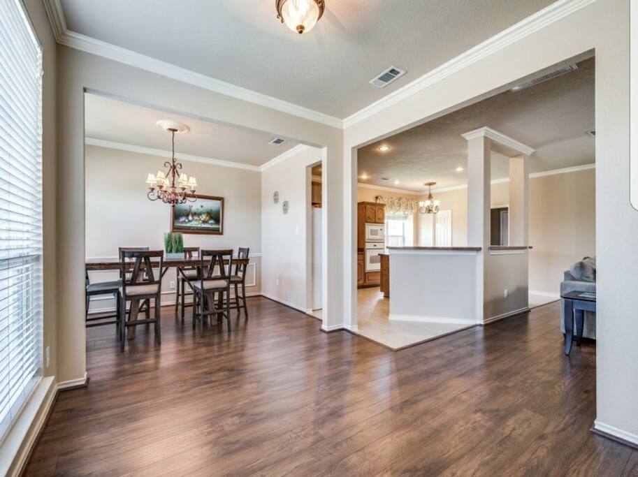 Very open living and entertaining area. Pefect home for get togethers, and family gatherings and functions.