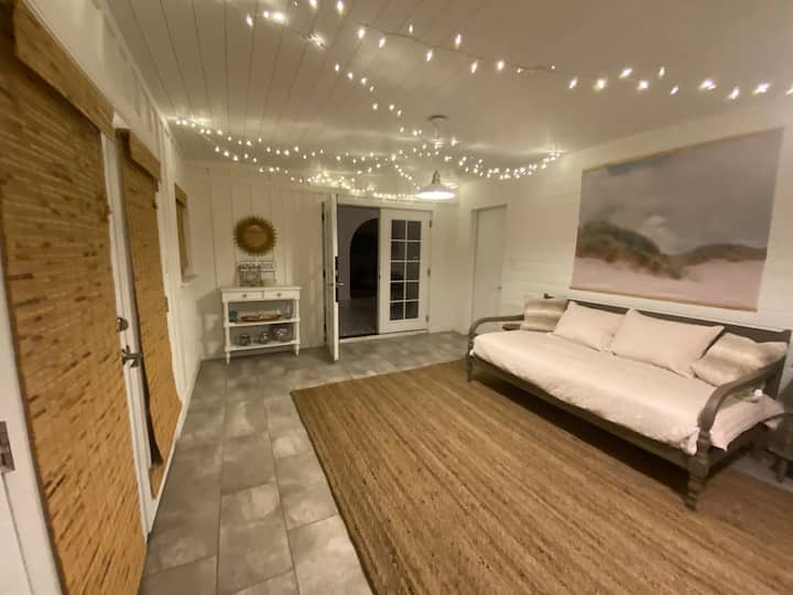 تقع هذه الغرفة العائلية خارج المطبخ. يحتوي على أبواب فرنسية من المطبخ ولكن لا توجد ستائر عليها. باب المرآب إلى اليمين. أبواب الفناء على اليسار. تحتوي جميع الأبواب الخارجية على ستائر