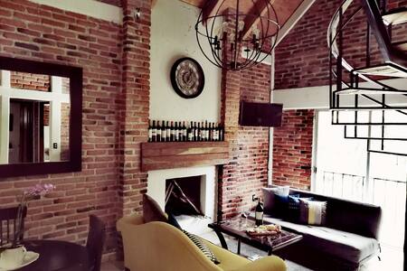 Cabañita en la ciudad con chimenea y jacuzzi.