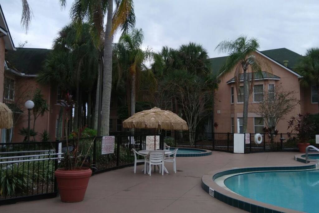 Si así lo deseas puedes pasar un día de relax en las piscinas del complejo The Palms