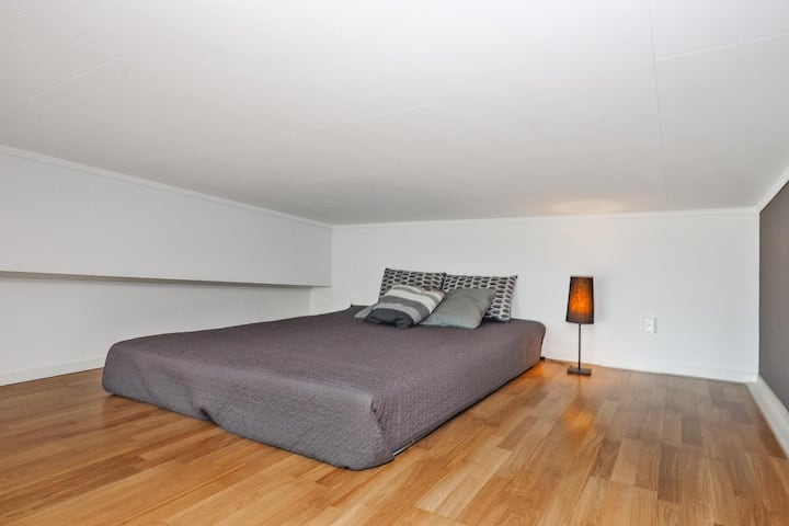 Capacidad para 2 personas. Además, hay un dormitorio espacioso para niños con una cama adecuada para niños de 2 a 8 años.  Se puede convertir en una cama doble. 