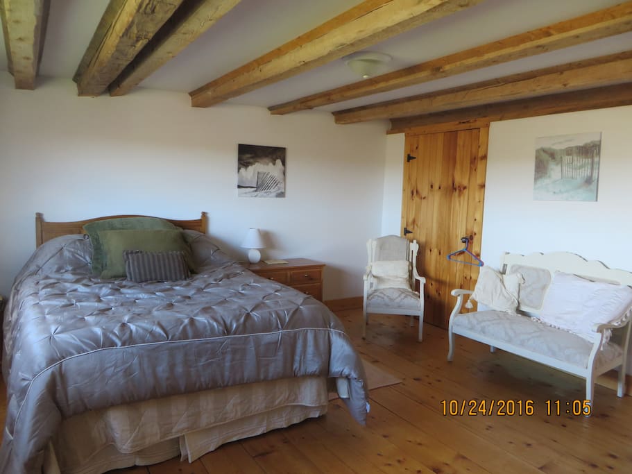 bright and airy room, queen bed