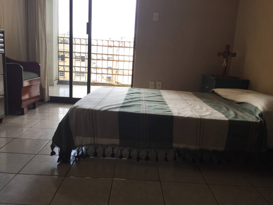 Dormitorio pequeño climatizado y con baño