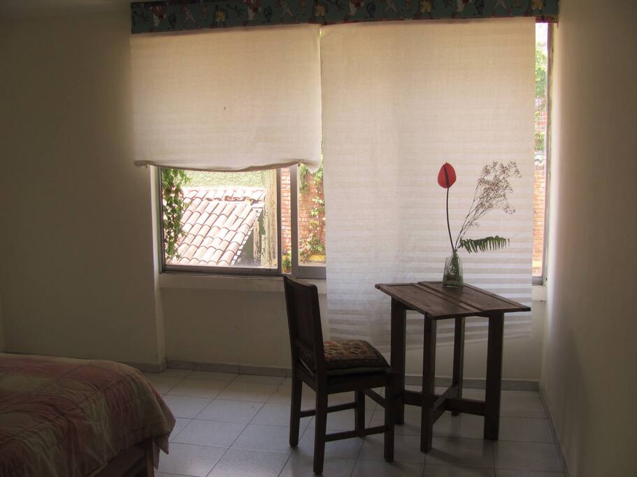 Habitación muy amplia, con closet empotrado, grande. Luminosa y con vista a jardín. Baño privado.