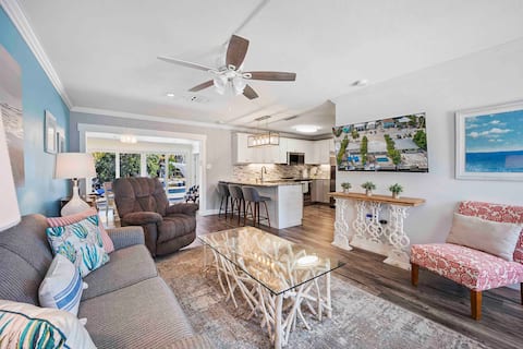 Top Airbnb: Waterfront Oasis: Pool, Tiki Lounge, Dock & BBQ in Marathon