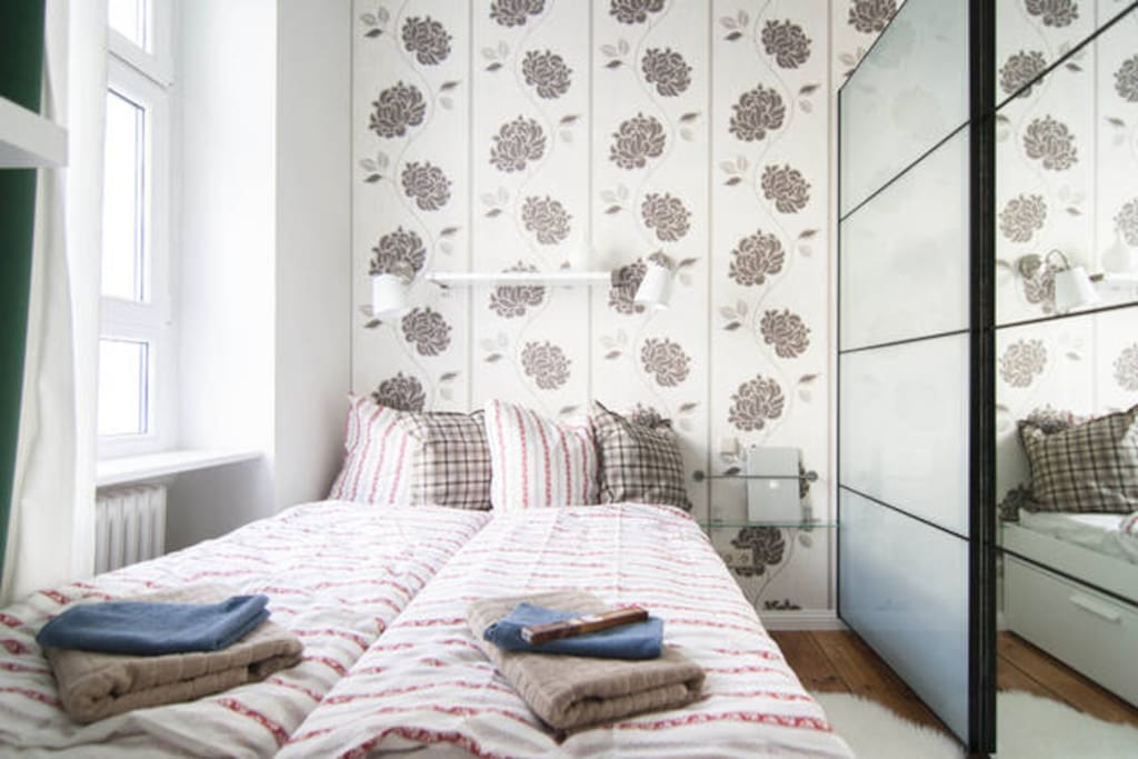 sleeping room with 140cm-wide mattress for two