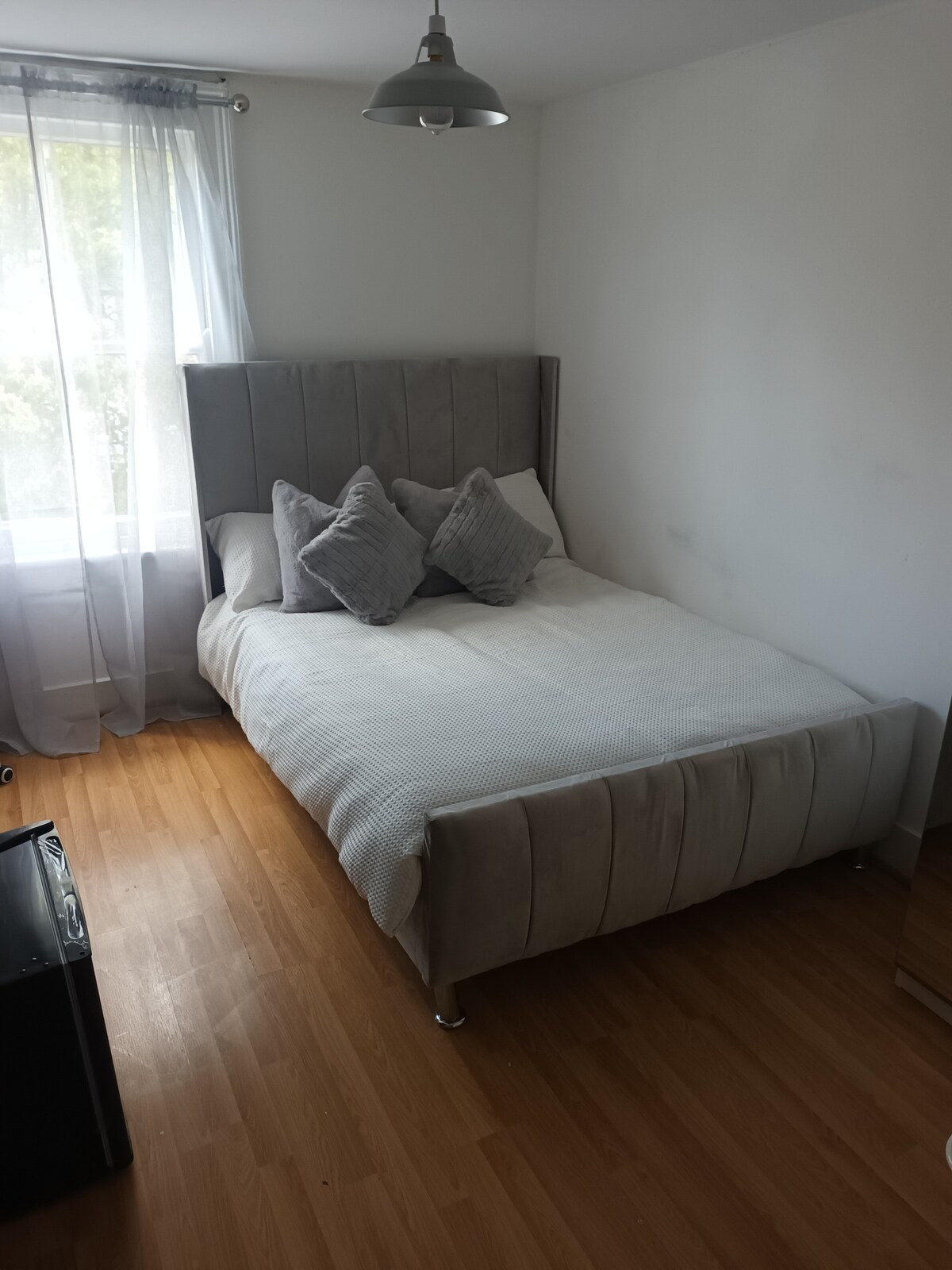 Спалня номер 2

Стая разполага с уютно двойно легло, бюро за „домашна работа “, достъп до WI - FI, 32 - инчов смарт телевизор, часовник/ радио в стаята, нощна лампа, кошница за пране, гардероб, мини хладилник и електрическа кана.
