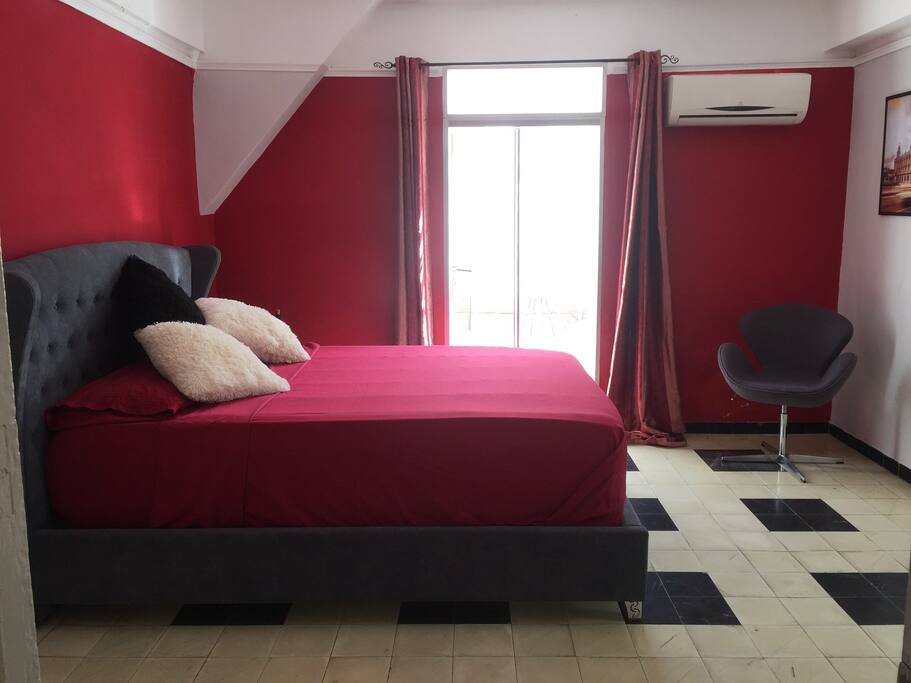 Bedroom with Queen size bed and comfortable mattress.