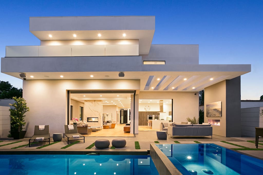 HEATED Pool & HOT TOUB & Patio with fire pit