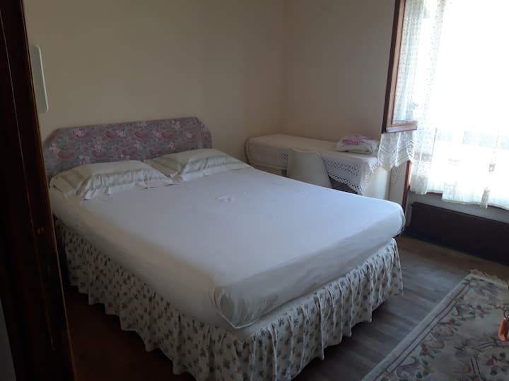 Central Rome, room on Gianicolo Hill