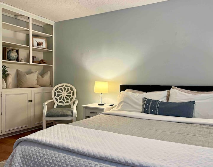 City+Beach King Bed w/ Office, Laundry, and Patio Guesthouses for