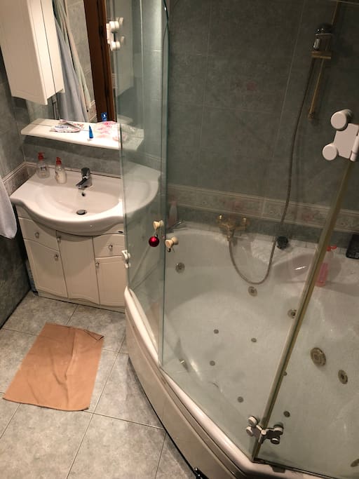 Other side of the bathroom