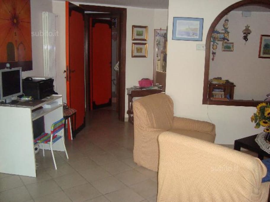 angolo salone interno verso ingresso