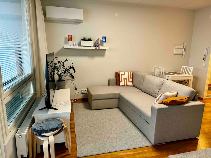 Top floor flat with sauna, A/C & free parking