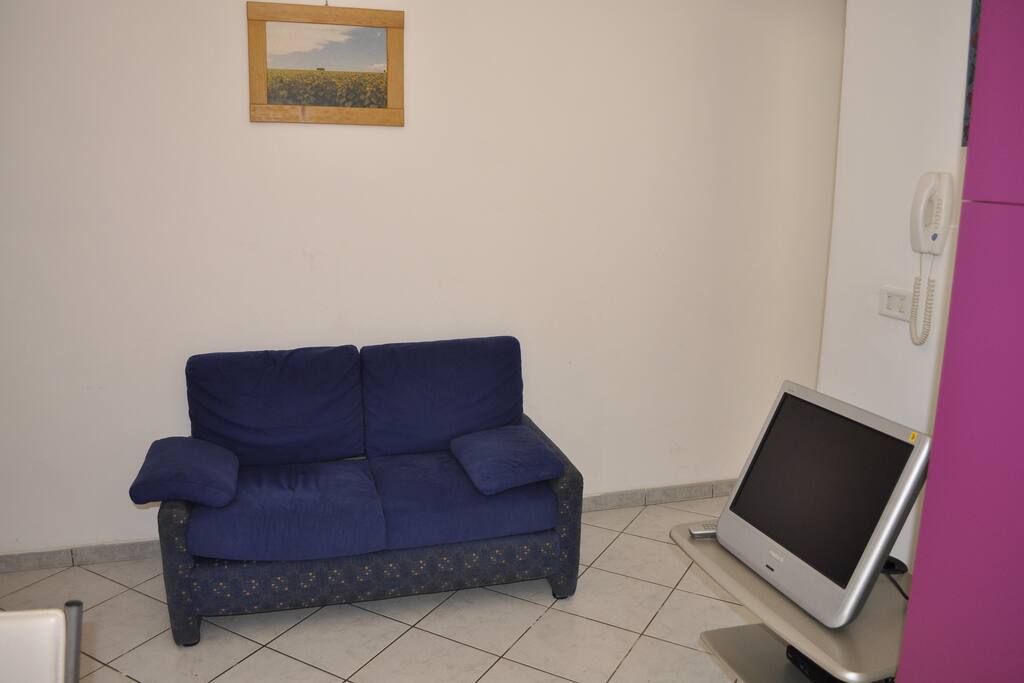 divano soggiorno con tv