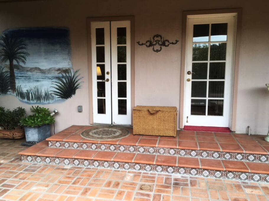 Private Entrances ( 2 )