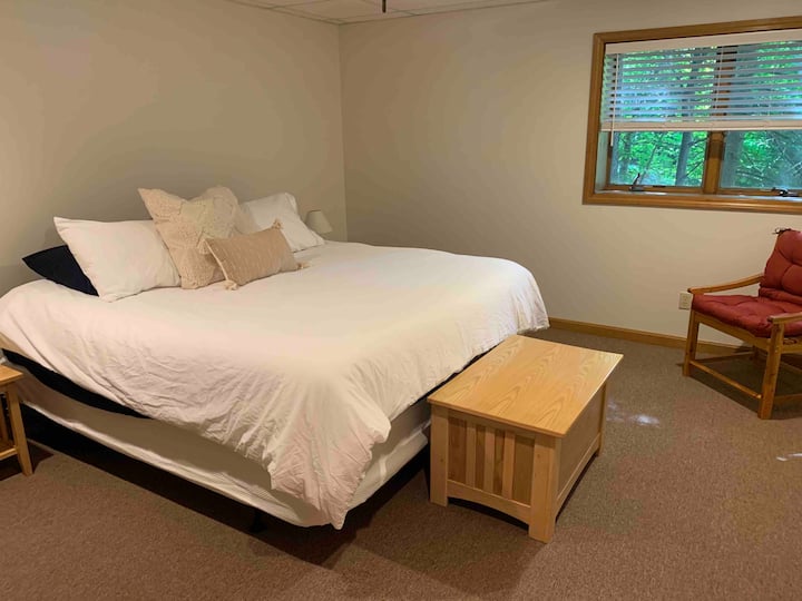 楼下有加大双人床卧室