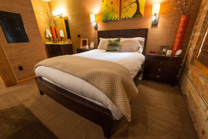 מיטת קווין סייז יוקרתית עם מזרן קשיח חדש.