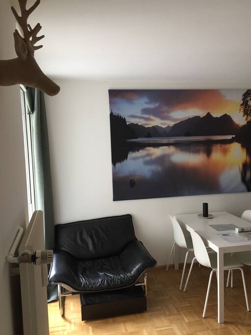 Esstisch und kleiner Sessel