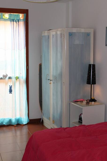 Cameretta vista porta finestra