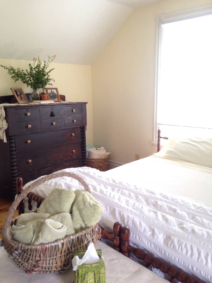 El dormitorio #3 es una habitación grande y luminosa con una cama tamaño king y una cama doble en un marco de futón. 