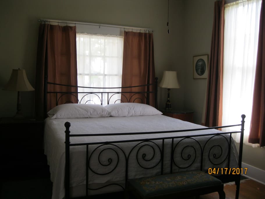 Guestroom with
King-size Bed