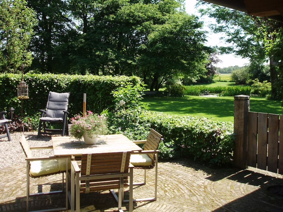 Het uitzicht over de tuin is weids. Met wat geluk ziet u de reeen en ooievaars in de weilanden.