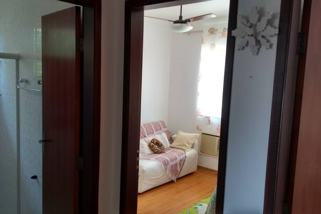 quarto II de hóspedes e entrada do banheiro