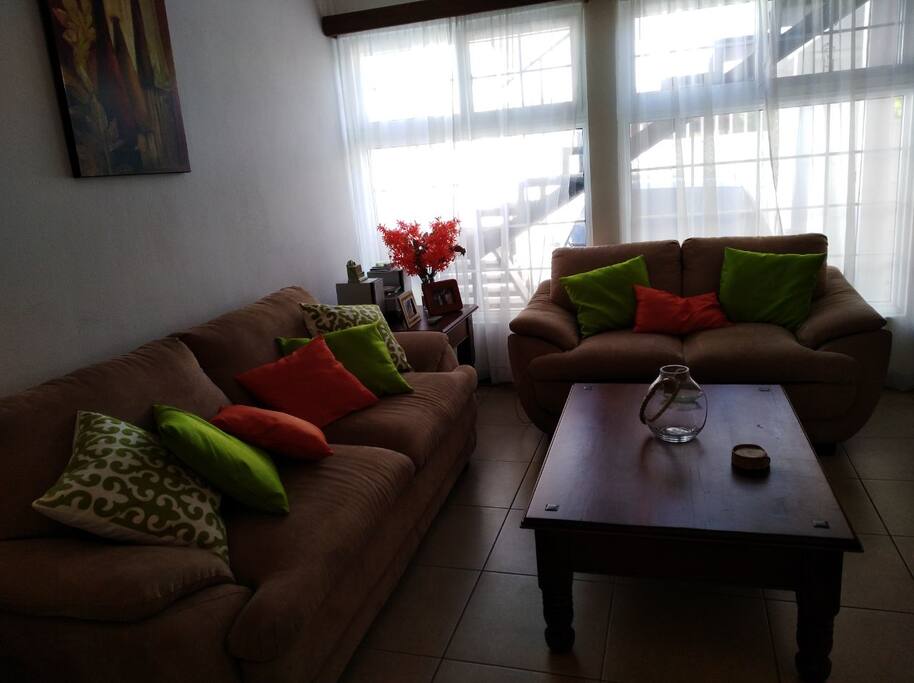 Sala familiar dos sofas grandes, mesa de centro.