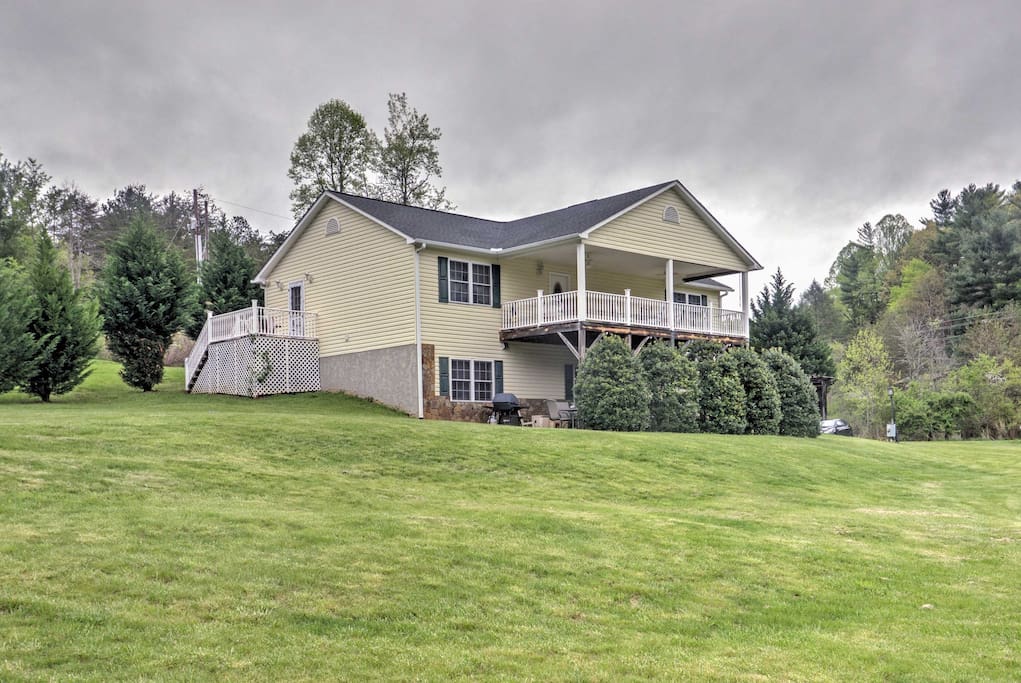 Boasting 1,400 square feet, this home has the capacity to comfortably sleep 6 guests.