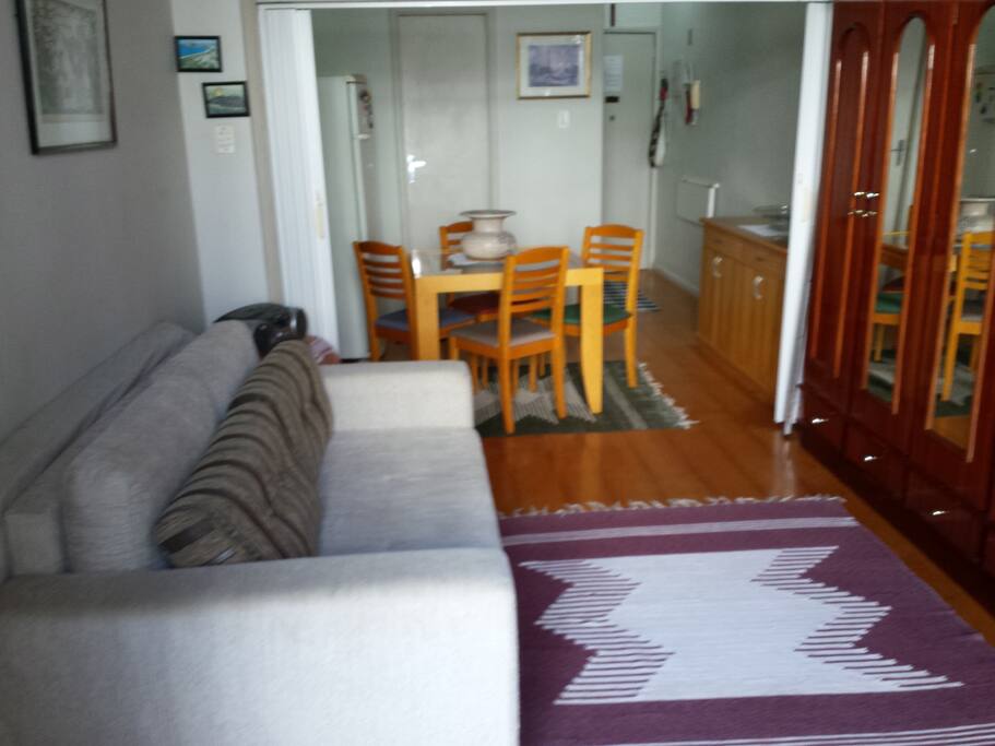 EN: Big closet with mirror
FR: Grand placard avec miroir
ES: Gran armario con espejo
PT: Armario amplo com espelho