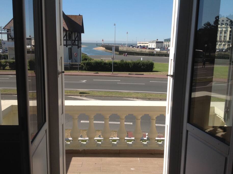 Vue sur la jetée de Deauville et Trouville
