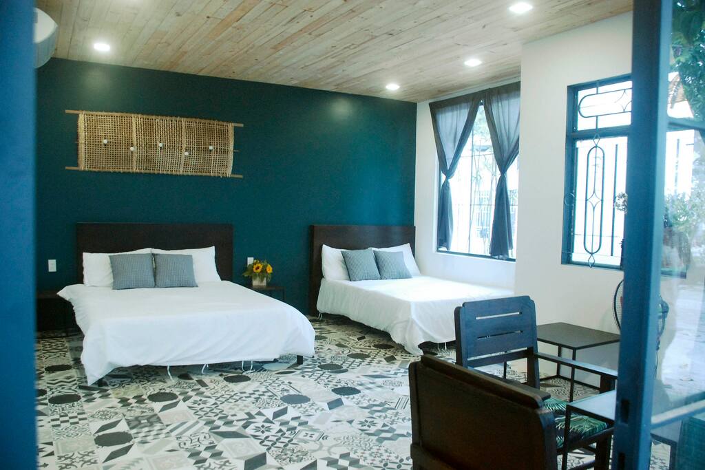 2 queen-size beds, suitable for family or group of friends