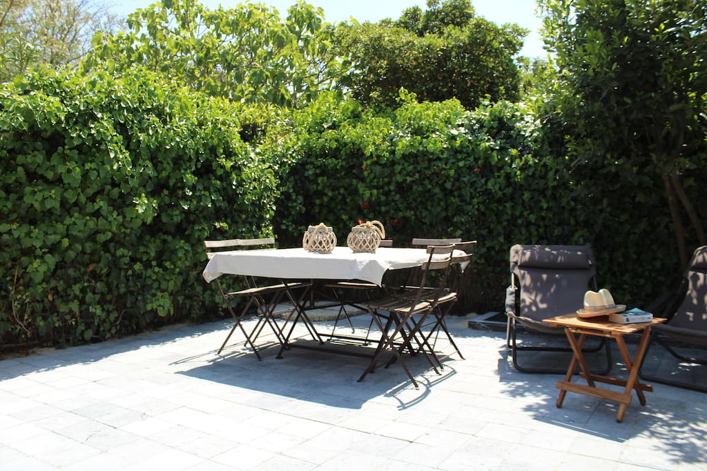 belle terrasse orientée Est et Sud avec barbecue cuisine extérieure