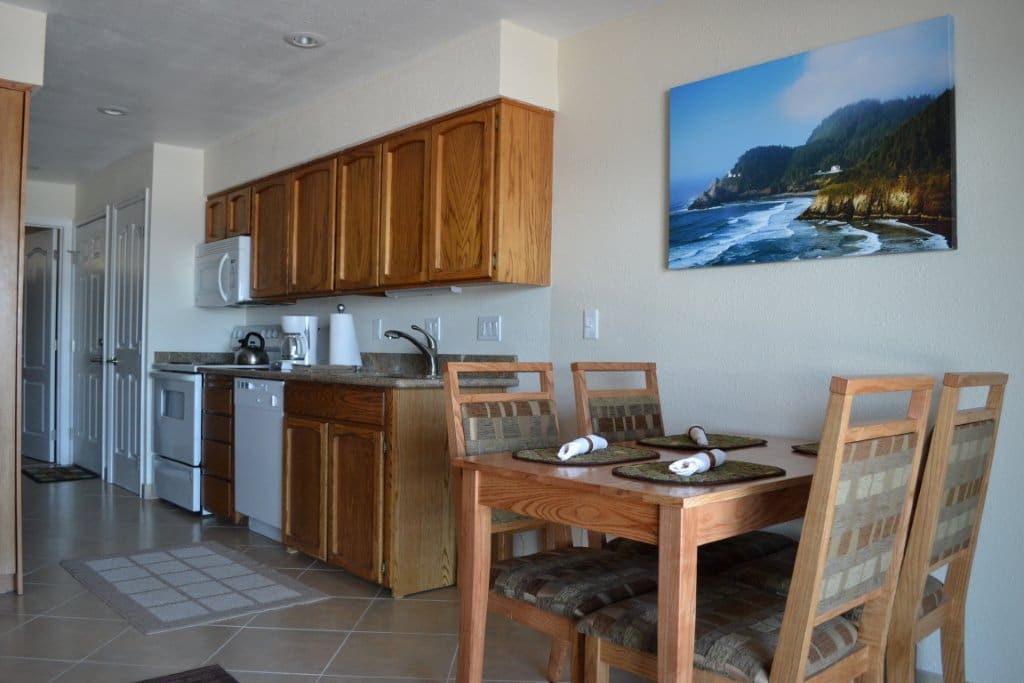 Kitchen & dining area