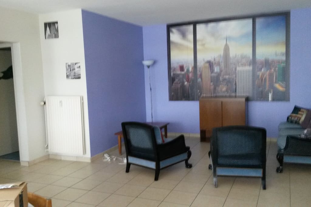 Le salon avec la fresque murale "vue de New York" et, dans votre dos, la salle à manger