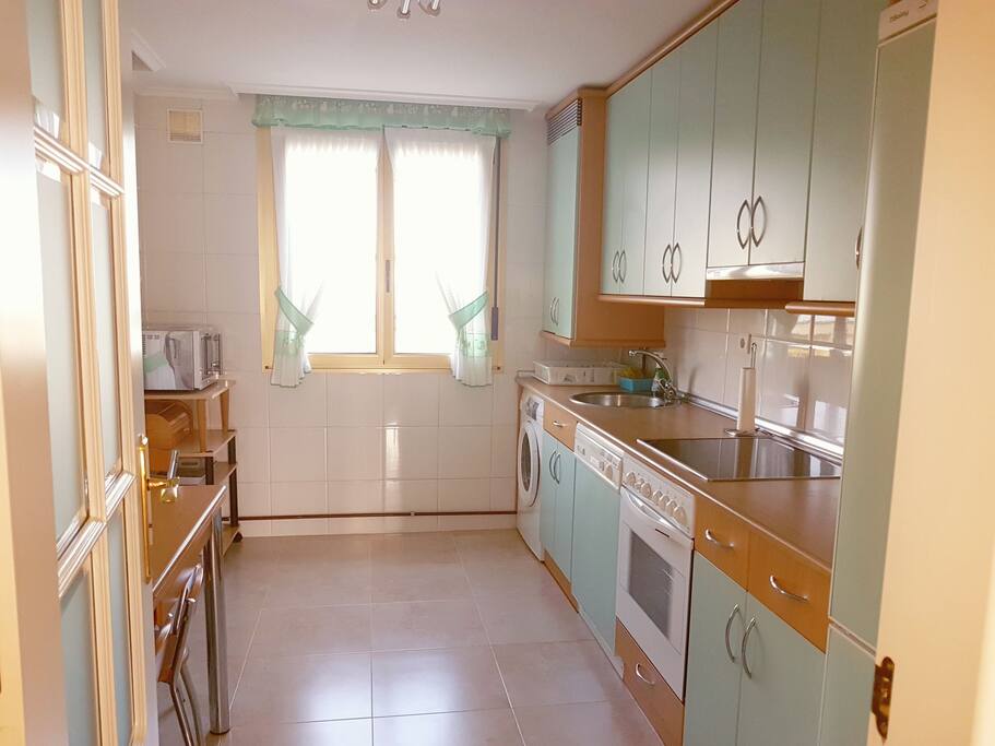 cocina luminosa , con mesa y sillas, equipada con todo el menaje necesario.