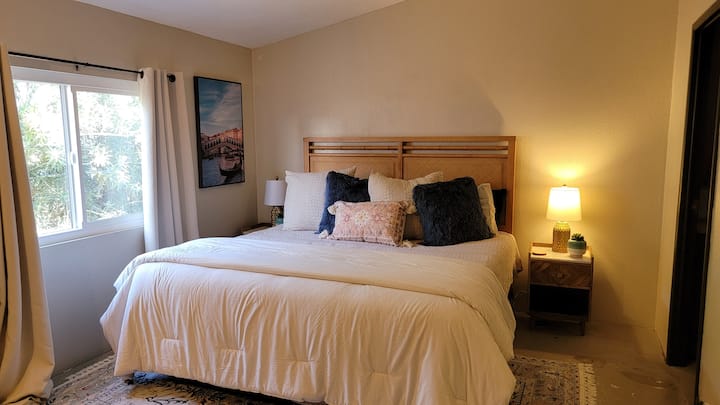 Cama tamaño king con ventana  Aire acondicionado y baño en suite 