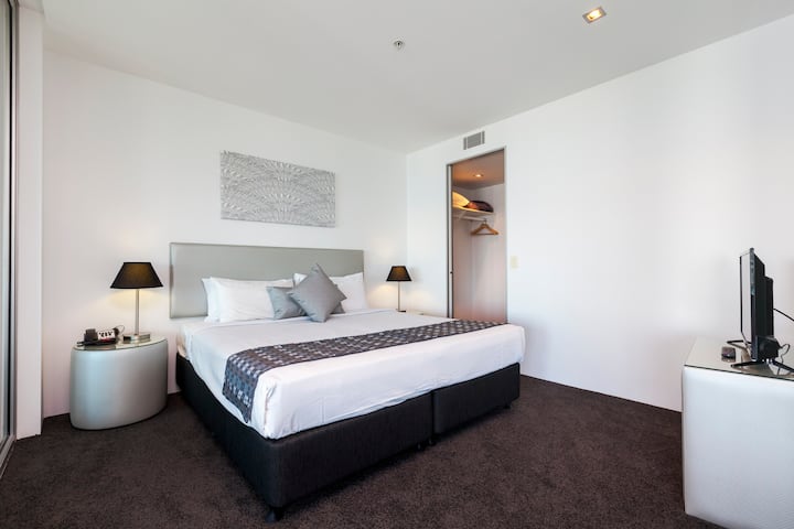 Q1 Resort - One  Bedroom Ocean Spa Apartment - Master Bedroom