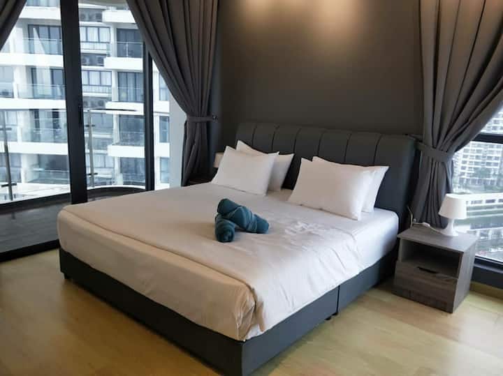 Основната спалня има балкон и прозорец с изглед към морето. Леглото е висококачествени влакна с твърда опора, осигуряваща спокоен качествен сън. 