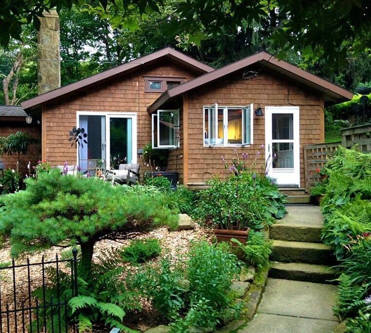 Relax in our Cozy Mountain Cottage with personal Jacuzzi Spa / Hot Tub