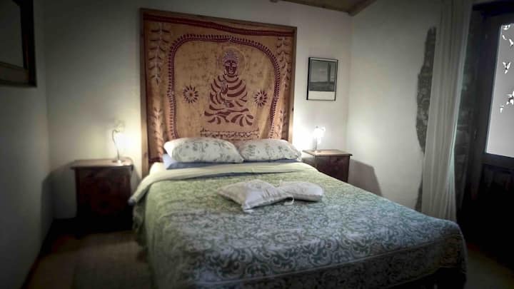 غرفة نوم أخرى في الطابق العلوي بسرير بحجم كبير 