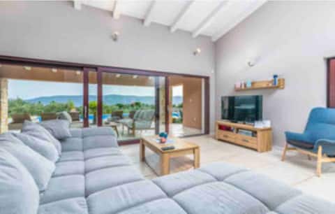 Top Airbnb: Luxury Villa NIKI in Olive garden in Linardići