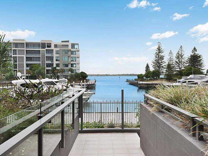 Waterfront Luxury: Pools, Tennis, Gym, Sauna - Dreamworld, Coomera