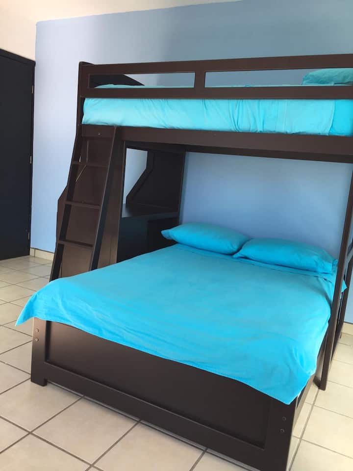 Ლურჯი საძინებელი ორადგილიანი საწოლით და ერთადგილიანი საწოლით.