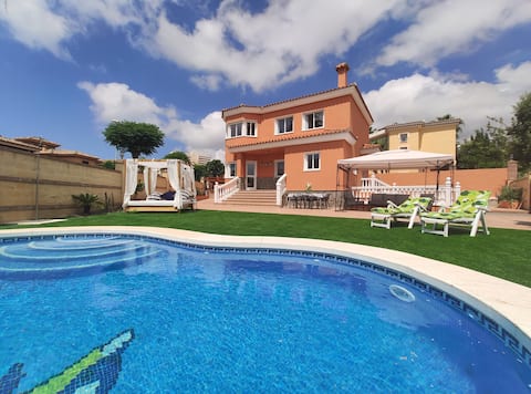 Top performing Airbnb: Stunning all year-round beach house in Benalmádena