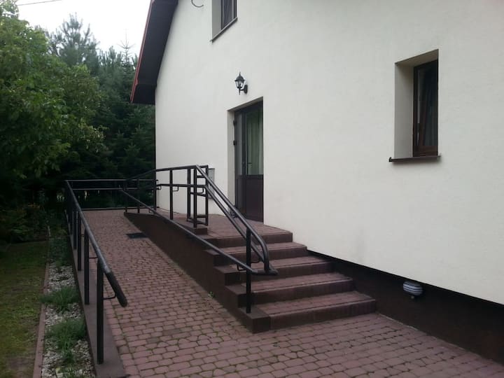 Posiadamy podjazd dla wózków